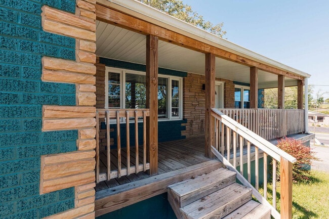 Building Photo - 145 Midway St