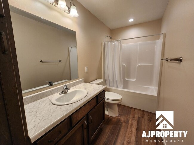Building Photo - 3-bedroom 2-bathroom townhome