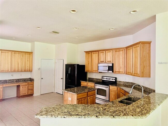 Building Photo - 7346 Crescent Palm Dr