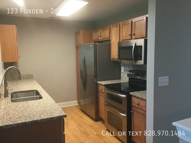 Building Photo - 123 Foxden-203