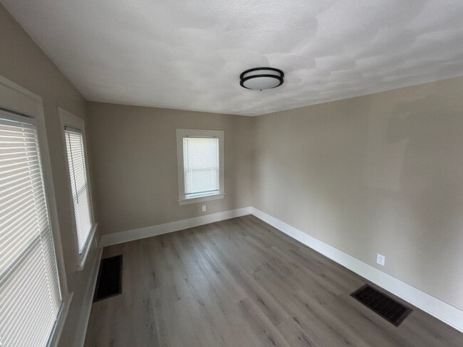Building Photo - Updated Single Family Home in Maine Endwel...