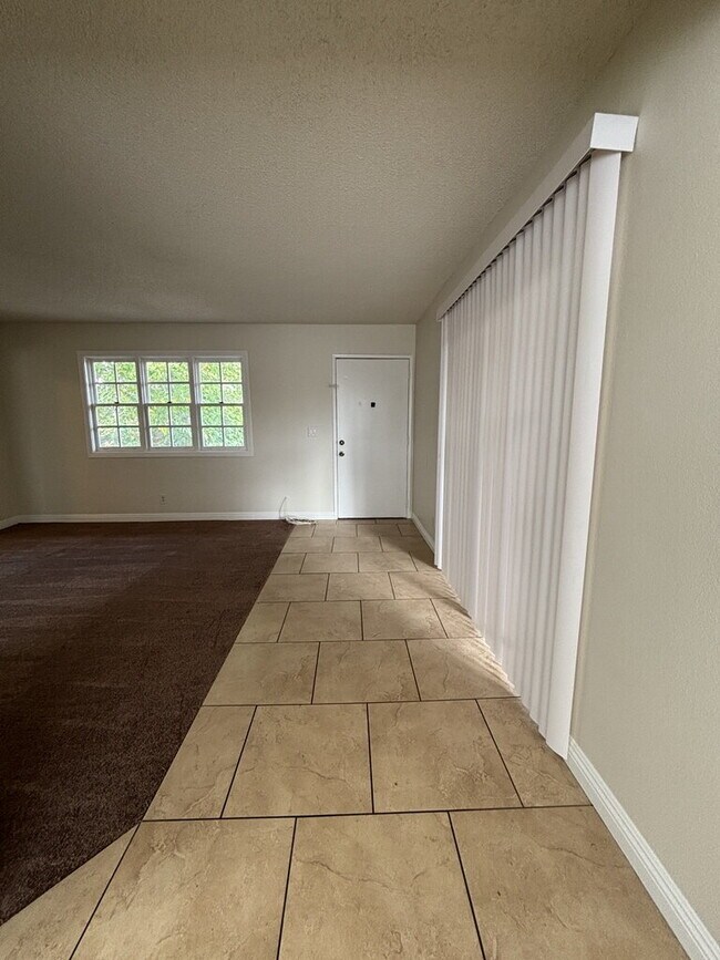 Building Photo - 2 Bedroom 1 bathroom Gem