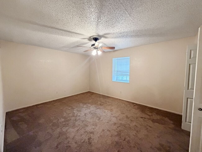 Building Photo - 419 W Kiowa Ave