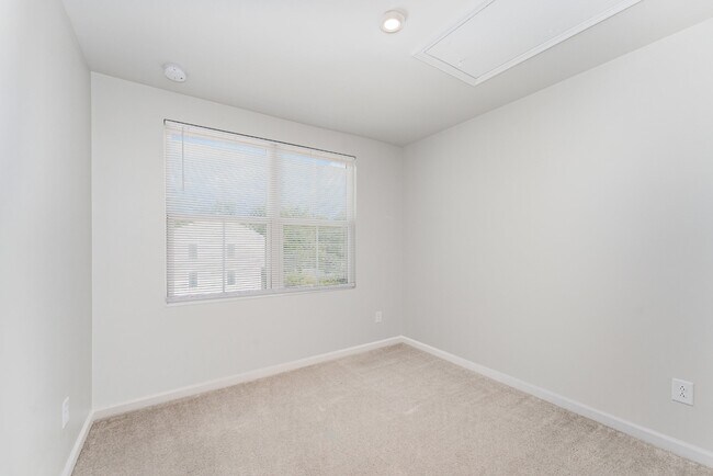 Building Photo - 1105 Canando St