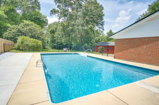 Building Photo - Completely Remodeled 3BR Home on Nearly an Acre with In-Ground Pool, Pool Service Included & Huge...