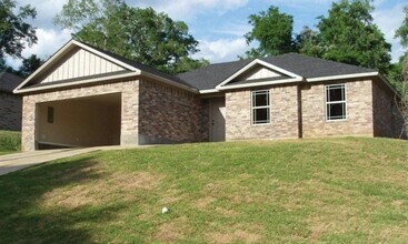 Building Photo - 4 bedroom 2 bath
