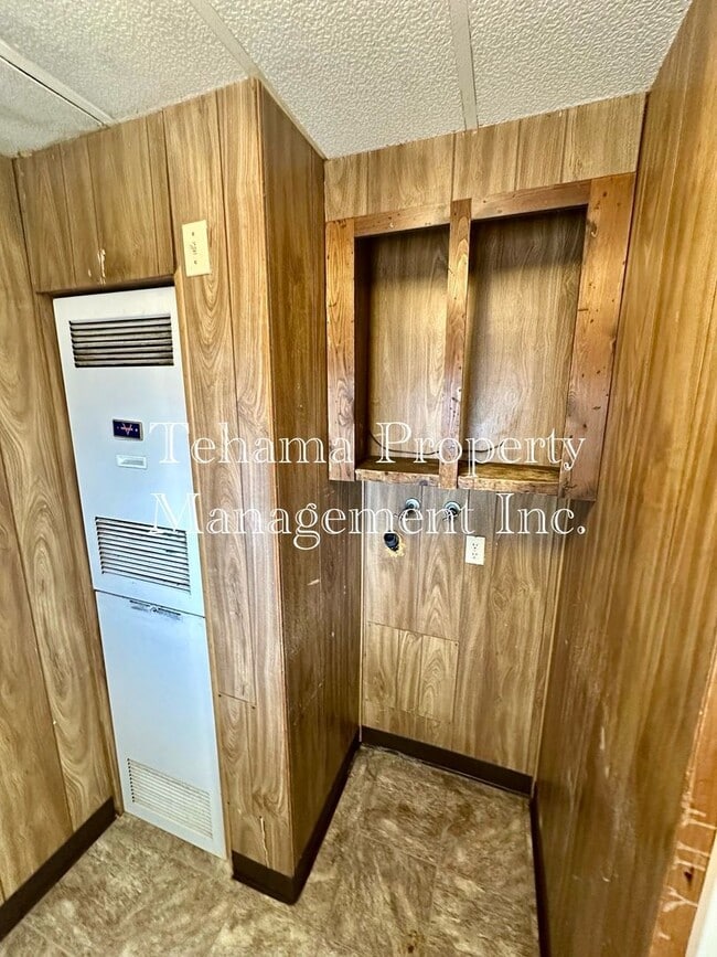 Building Photo - 3 Bedroom Home With Central Heat and Air