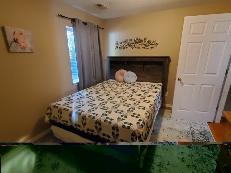 Building Photo - 9885 N Deep Creek Dr