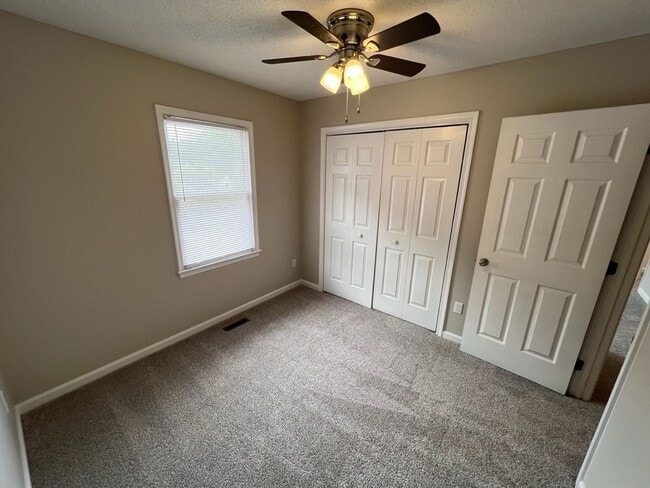 Building Photo - Adorable 3 Bedroom Townhouse w/ 1st Floor Bedroom
