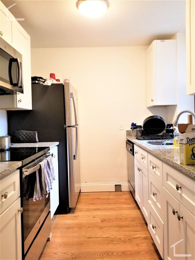 Building Photo - No Brokers Fee, New Kitchen appliances, Central Location, Laundry is on a Site