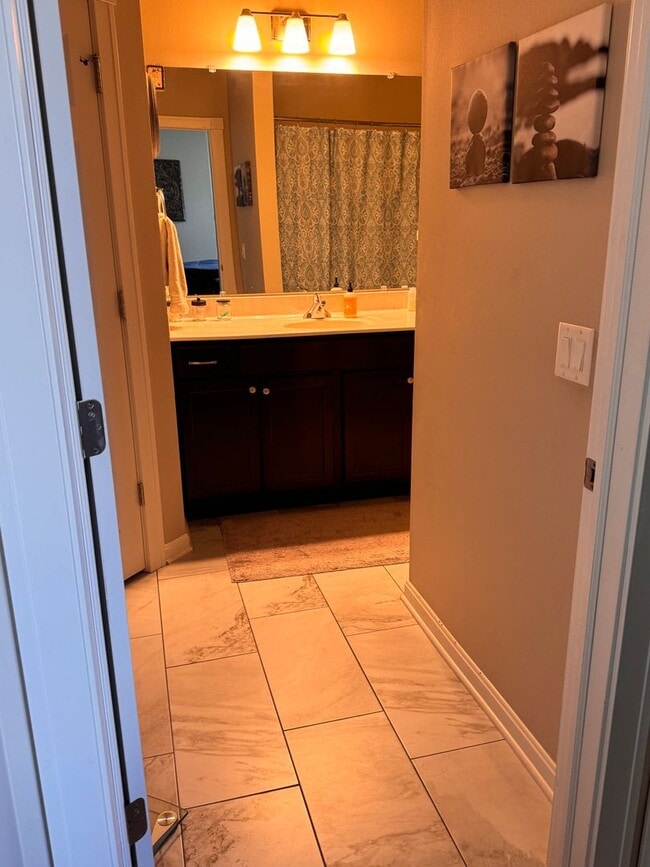 Building Photo - Comfortable Condo in Swan Creek