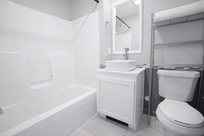 Building Photo - 605 S Aurora St