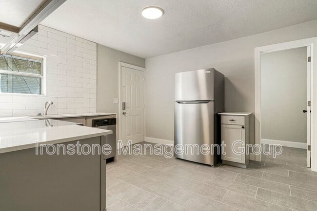 Building Photo - 2622 E 8th St