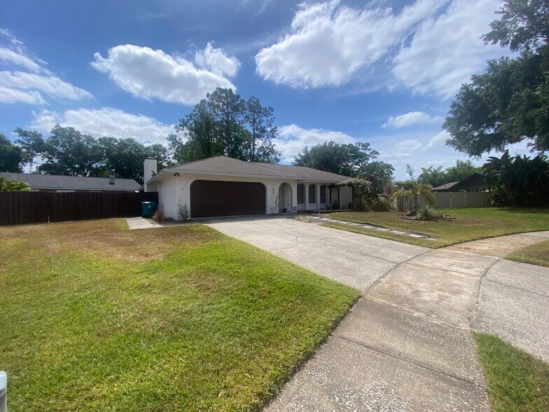 Front of tandem parking included on left side of driveway. - 648 Glenview Dr