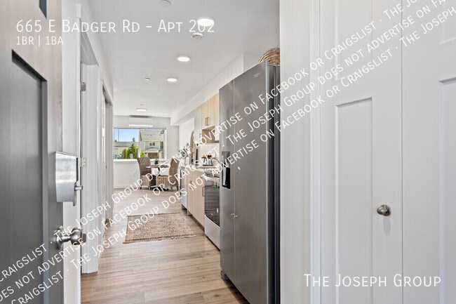 Building Photo - 665 E Badger Rd