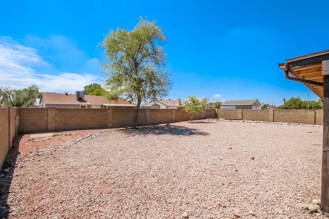 Building Photo - 811 E Hillview Cir