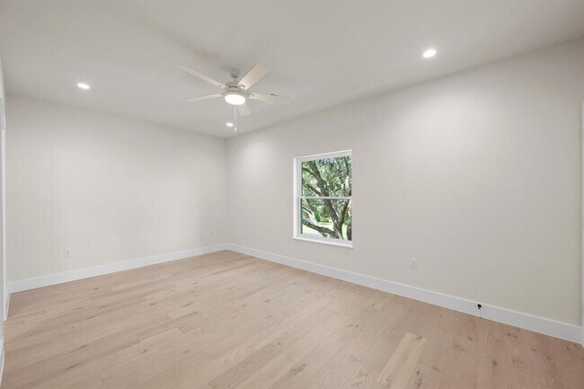 Building Photo - 13 Autumn Oaks Dr