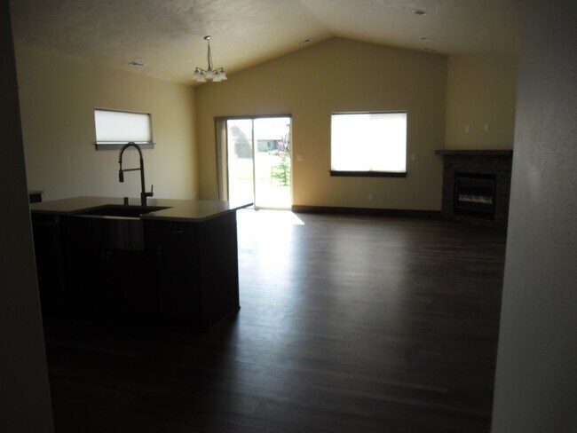 Building Photo - GOLF COURSE AREA HOME