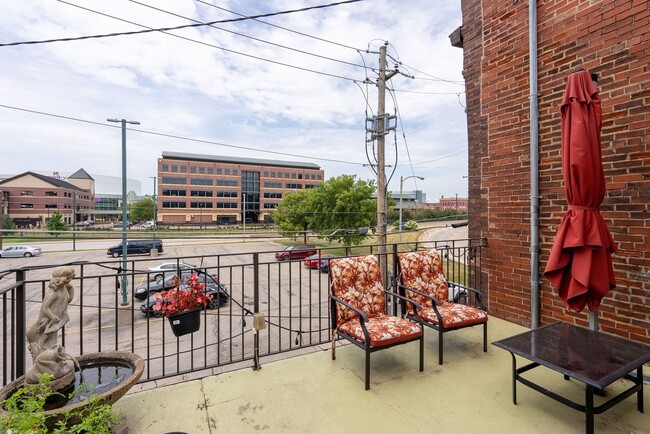 Building Photo - Awesome Downtown Moline Apartment Close to...