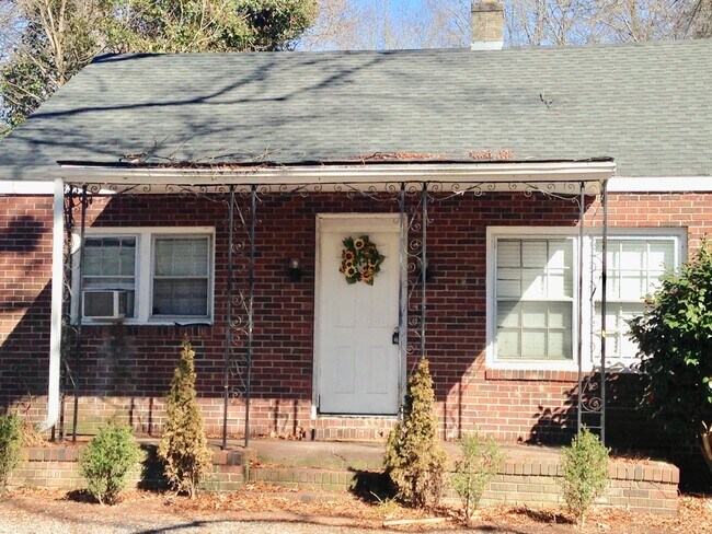 Building Photo - SPACIOUS 2 BED HOUSE!  If there was a picture of QUAINT in the dictionary, this house would be it.