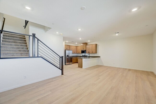 Building Photo - Stunning Summerlin townhome! 2 car garage!