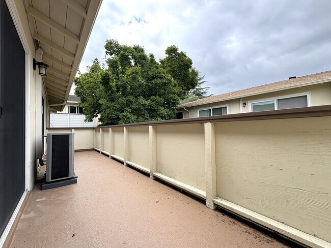 Building Photo - Updated 2 bedroom with in unit washer, dry...
