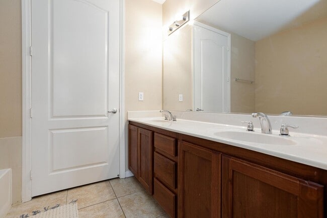 Building Photo - Partially Furnished Condo | Gourmet Kitchen, Pool & Fitness Center | 6-Month Lease Available