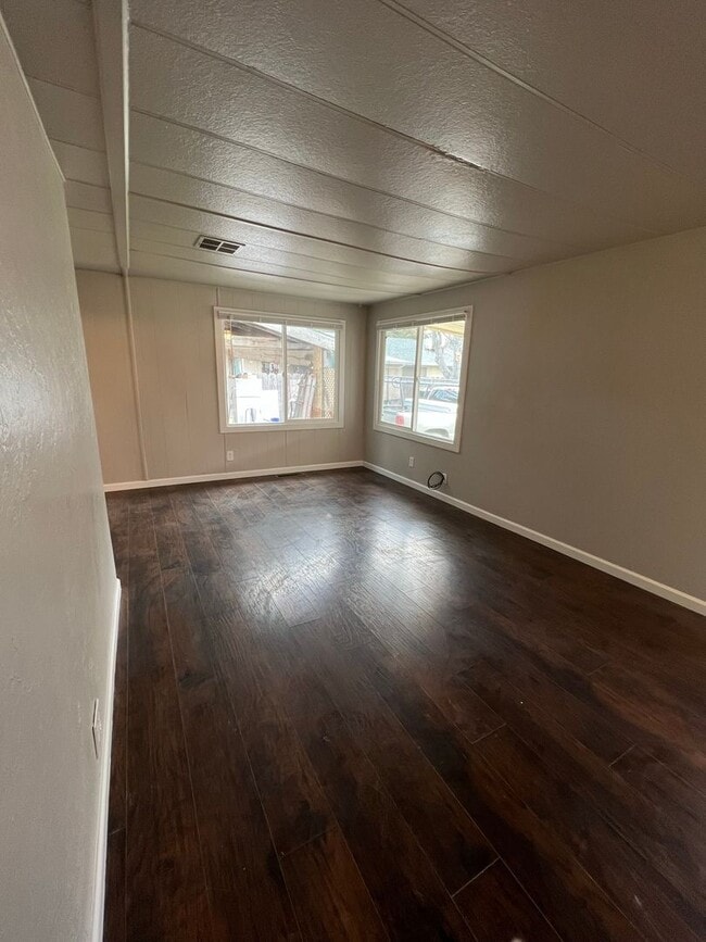 Building Photo - 2 bedroom 1 bathroom with  bonus room located in the Avenues