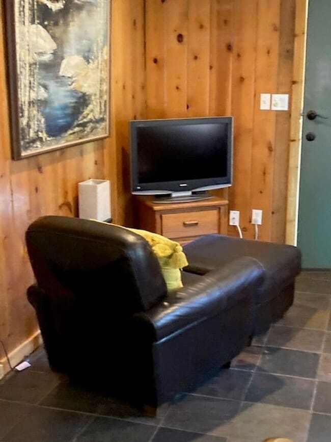 Building Photo - *Small Cozy Furnished Cabin*