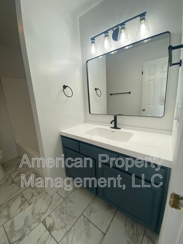 Building Photo - 6318 S Newport Ave