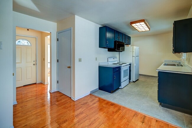 Building Photo - 12 Brompton Cir