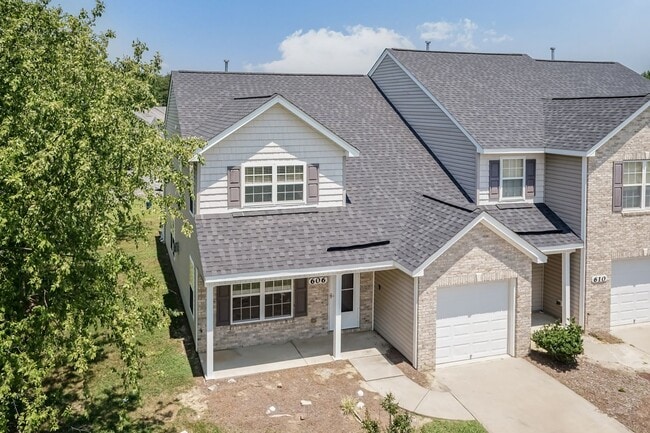 Building Photo - Four Bedroom Home!