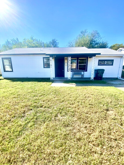 Building Photo - 2119 Pearson Dr