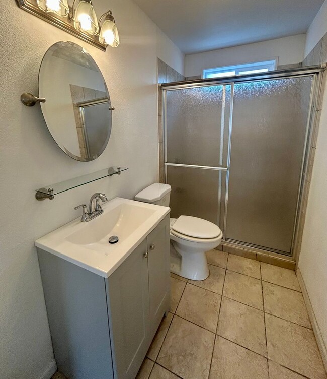 Building Photo - Beautiful & Spacious 5-Bedroom, 4-Bath Sin...