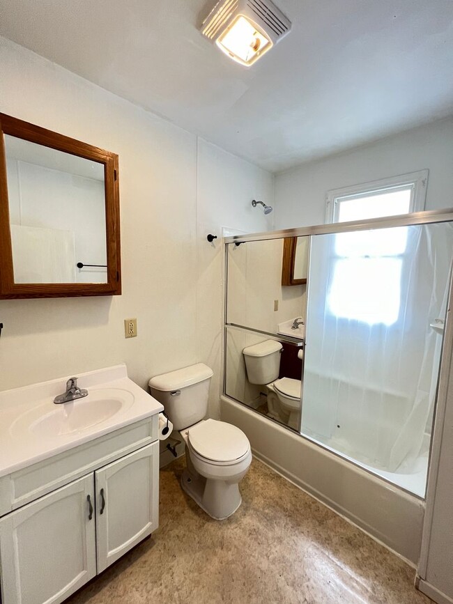 Building Photo - AVAILABLE JUNE - 4 Bed 1 Bath House in the...