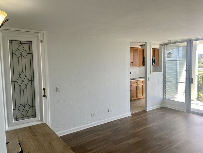 Building Photo - Remodeled 1 bedroom 1 bath in Punahou/Wild...