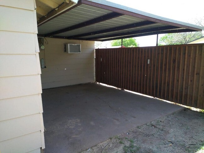 Building Photo - 1600 Longview St