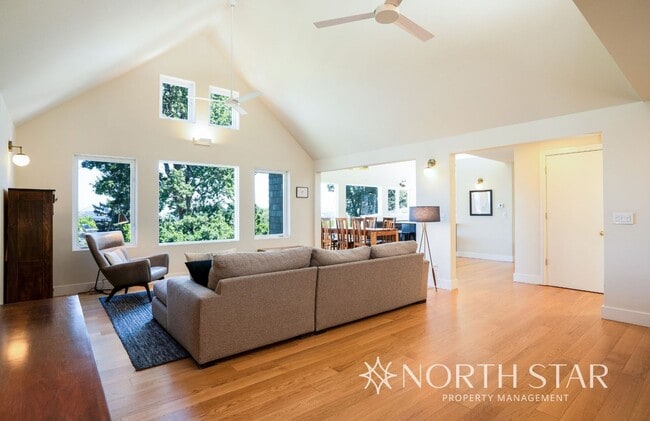 Building Photo - Stunning Views Close in NW Portland