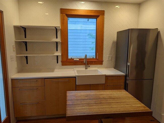 Building Photo - 506 Nelray Blvd