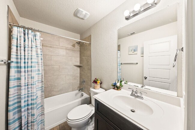 Building Photo - 2 WEEKS FREE RENT w/ 12 Month Lease!!!!!