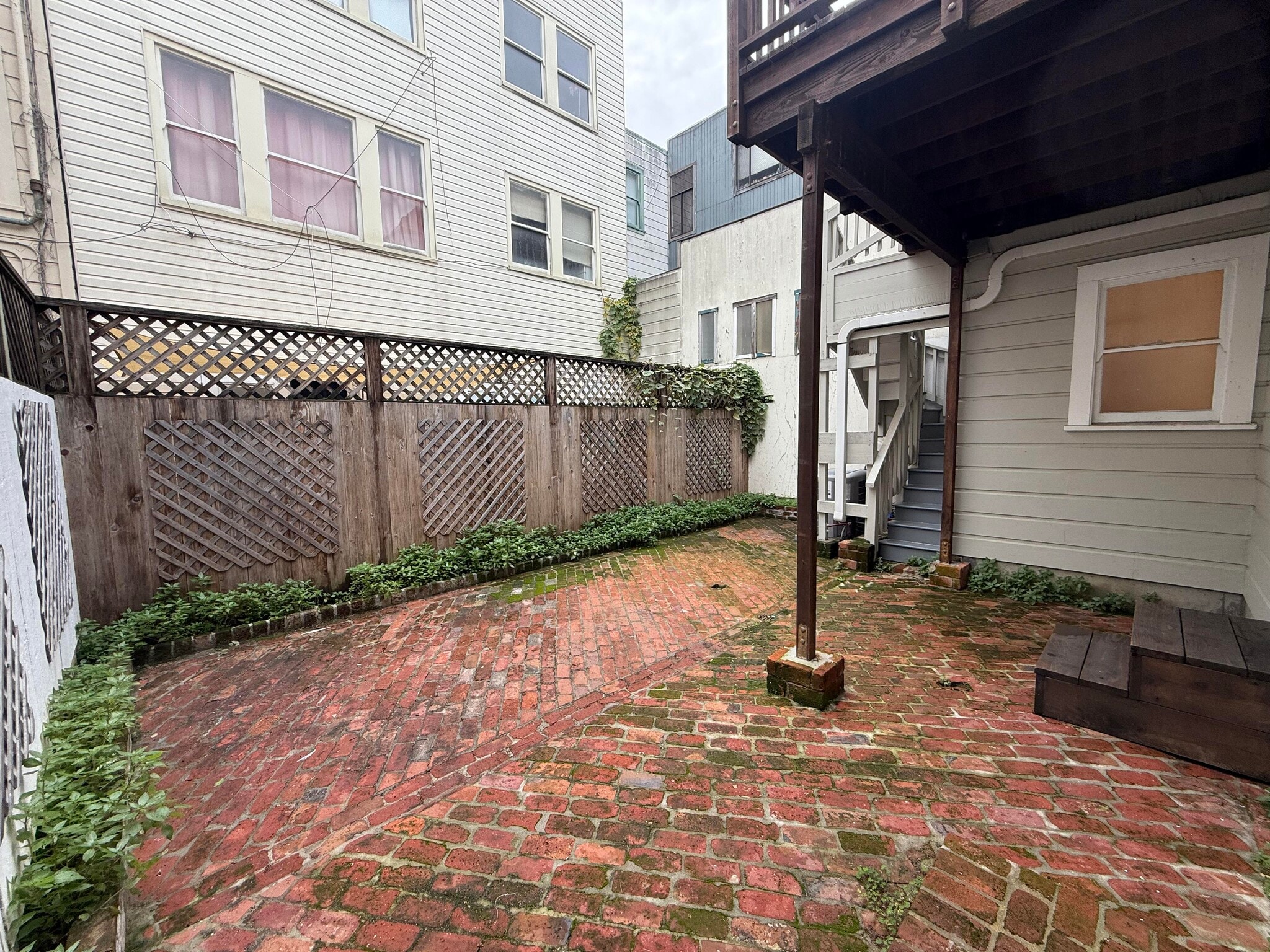 Private baakyard - 115 Magnolia St