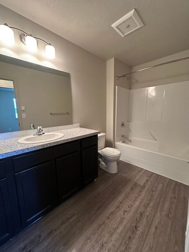 Building Photo - Stunning 4 Bedroom 2.5 Bath Duplex town ho...
