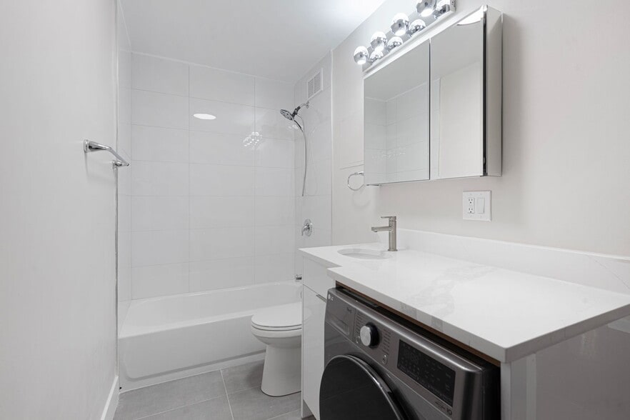 Building Photo - 6166 N Sheridan Rd