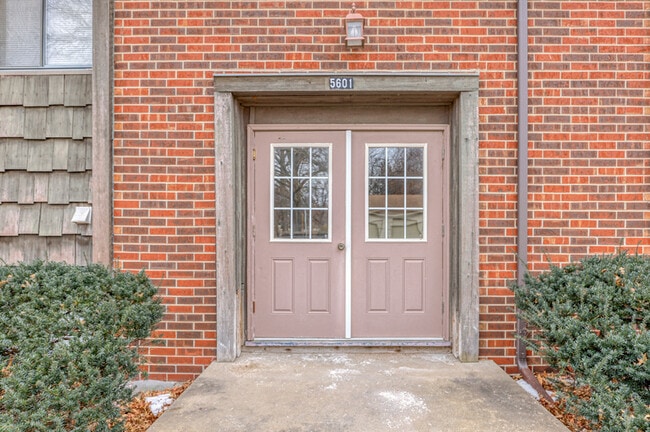 Building Photo - 5605 W 58th St