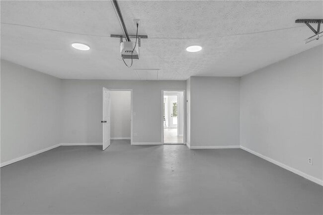 Building Photo - 250 Meadow View Dr