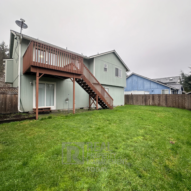 Building Photo - Large 4 bedroom home with large office spa...