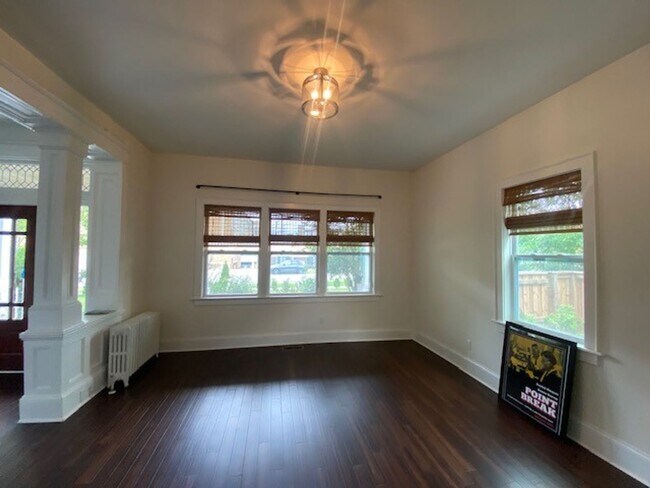 Building Photo - Georgous 5 bedroom 2.5 bath home in Downto...