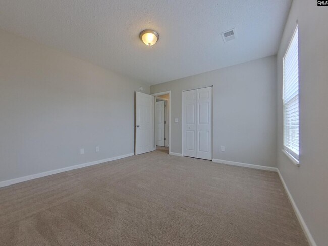 Building Photo - 661 Thornhill Dr