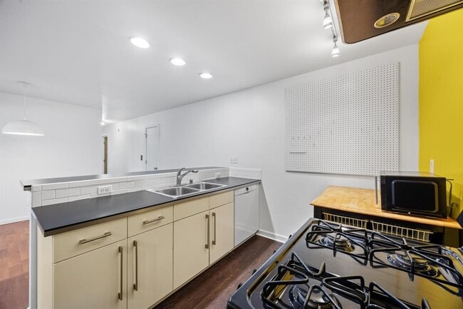 Building Photo - 4611 Lennox Dr