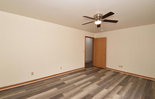 Building Photo - 3042 Hamlin Ave